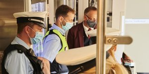 Αστυνομικοί με μάσκες στην Γερμανία