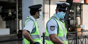 Αστυνομικοί με μάσκα για τον κορωνοϊό