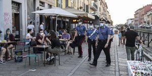 αστυνομικοι σε καφε στο Μιλάνο 