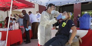 Αστυνομικός κάνει τεστ κορωνοϊού στην Φλόριντα