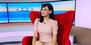 Η Αθηναϊς Νέγκα κάθεται στην κόκκινη καρέκλα της