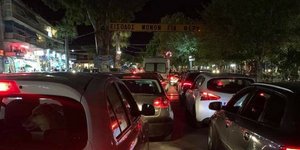 Αυτοκίνητα έξω από το λιμάνι Ωρωπού