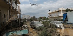 αυτοκινητα σε λασπες ελικοπτερο