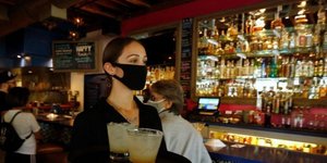 Σερβιτόρα σε μπαρ