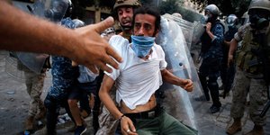 Επεισόδια μεταξύ διαδηλωτών και αστυνομίας στην Βηρυτό