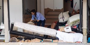 Γυναίκα σε συντρίμμια σπιτιού στην Βηρυτό