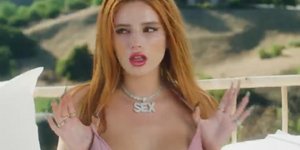 Η Μπέλα Θορν με ροζ μπικίνι