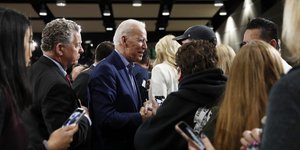 Τζον Μπάιντεν με κόσμο 