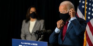 Ο Μπάιντεν βάζει μάσκα για τον κορωνοϊό υπό το βλέμμα της Χάρις