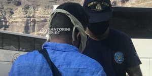 Σαντορίνη Έβαλε το μπικίνι της γυναίκας του για μάσκα