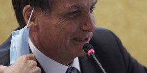 Μπολσονάρο με μάσκα στο αφτί
