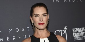 Η Μπρουκ Σιλντς με κόκκινο κραγιόν