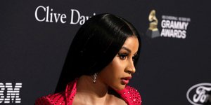 Η ράπερ Cardi B σε παλιότερη δημόσια εμφάνιση με φούξια φόρεμα με τρουκς