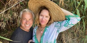 Χάρης Χριστόπουλος και Ανίτα Μπραντ με καπέλο 