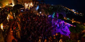 Κόσμος όρθιος σε κλαμπ