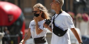 Τουρίστες με μάσκες στο Λονδίνο