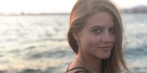 H Δανάη Μιχαλάκη με φόντο την θάλασσα