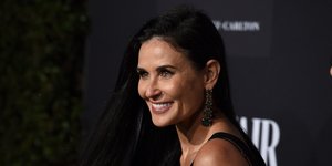 Η Ντέμι Μουρ με μαύρο φόρεμα