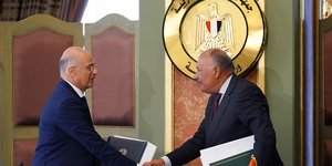 Χειραψία Δένδια με ΥΠ.ΕΞ Αιγύπτου