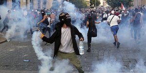Διαδηλωτής πετάει αντικείμενο στον Λίβανο