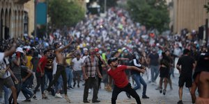 Διαδηλωτές στους δρόμους του Λιβάνου μετά την έκρηξη στη Βηρυτό