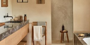 Μίνιμαλ μπάνιο με κυρίαρχο το ξύλο