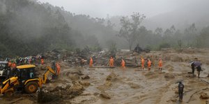 Διασώστες στο σημείο της κατολίσθησης μετά την έντονη βροχόπτωση στην Ινδία