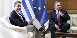 Κυριάκος Μητσοτάκης και Δημήτρης Κουτσούμπας καθιστοί