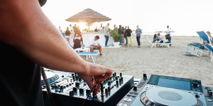 DJ σε μπιτς μπαρ