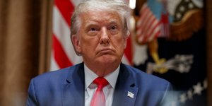 Ο πρόεδρος των ΗΠΑ, Ντόναλντ Τραμπ με σακάκι και καρφίτσα με την αμερικανική σημαία στο πέτο