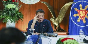 Ροντριγκο Ντουτέρτε πλάι σε χρυσο πουλι