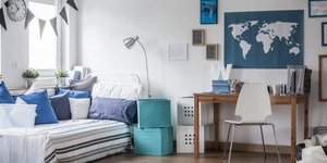 Δωμάτιο φοιτητή με κρεβάτι και γραφείο