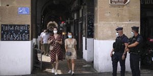 αστυνομικοι κοιτουν γυναικες