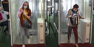 γυναίκες σε πόρτες με πλαστικό