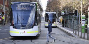 δυο λεωφορεία πεζος με μασκα 