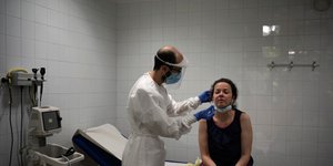 Γυναίκα υποβάλλεται σε τεστ κορωνοϊού στην Ισπανία