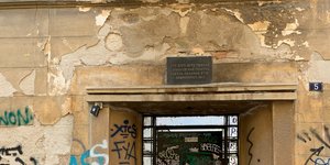 Η είσοδος του κτιρίου όπου αποτέλεσε την τελευταία κατοικία του Κωστή Παλαμά