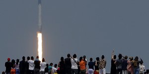 Κόσμος παρακολουθεί την εκτόξευση του Space X