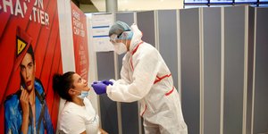 Ελεγχος για κορωνοϊό σε γυναίκα στο Παρίσι