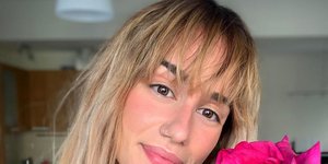 Ελενα Κώνστα με τριαντάφυλλο