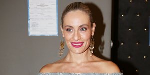 Η Ελεονώρα Μελέτη με φόρεμα και σκουλαρίκια