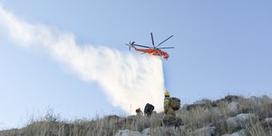 ελικοπτερο ριχνει νερο 