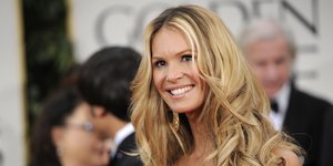 Η Ελ Μακφέρσον με λευκό φόρεμα