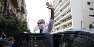 Ο Γάλλος πρόεδρος Εμανουέλ Μακρόν χαιρετά το πλήθος στη Βηρυτό