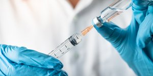 εμβόλιο γιατρός εμβολιασμός σύριγγα