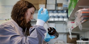 Η Ουάσινγκτον θα δώσει ένα δισεκατομμύριο στην Johnson & Johnson για 100 εκατομμύρια δόσεις εμβολίου