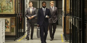 ενας μαυρος μπροστα δυο ασπροι πισω 