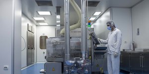 Επιστήμονας σε εργαστήριο