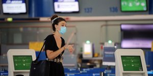 Επιβάτης με μάσκα στο αεροδρόμιο