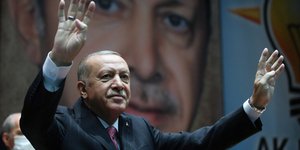 Ο Τούρκος πρόεδρος Ρετζέπ Ταγίπ Ερντογάν χαιρετά τα μέλη του κόμματός του στην Τουρκία